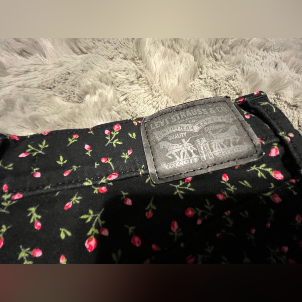 Levi’s Floral Black Shorts - Picture 4 of 7
